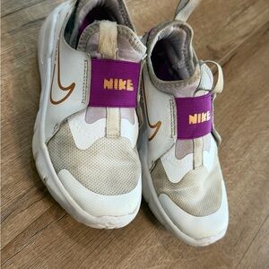 Nike Kids White and Gold Sneakers with Purple Accents